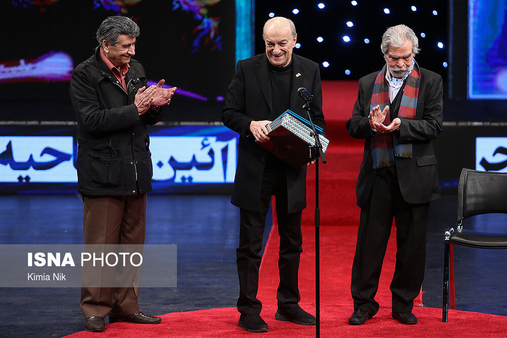 بزرگداشت خسرو خسروشاهی توسط منوچهر والی زاده و منوچهر اسماعیلی در مراسم افتتاحیه سی‌و‌هفتمین جشنواره فیلم فجر