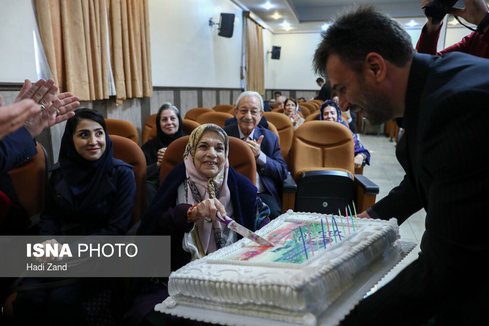 تقدیر از صدیقه کیانفر در جشن تولد هنرمندان پیشکسوت متولد بهمن ماه