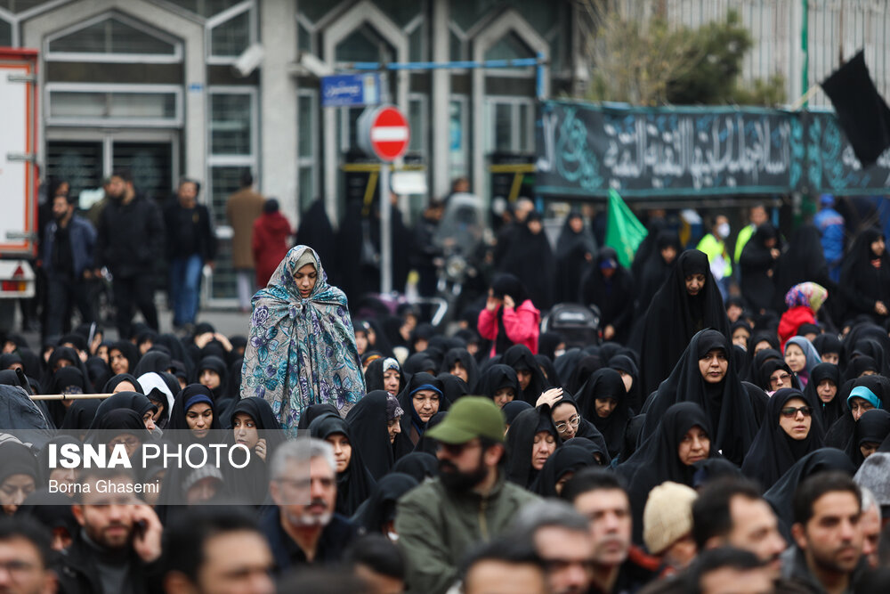 اقامه نماز ظهر به ااقامه نماز ظهر به امامت آیت‌الله کاظم صدیقی در تجمع بزرگ عزاداران فاطمی در میدان فاطمی