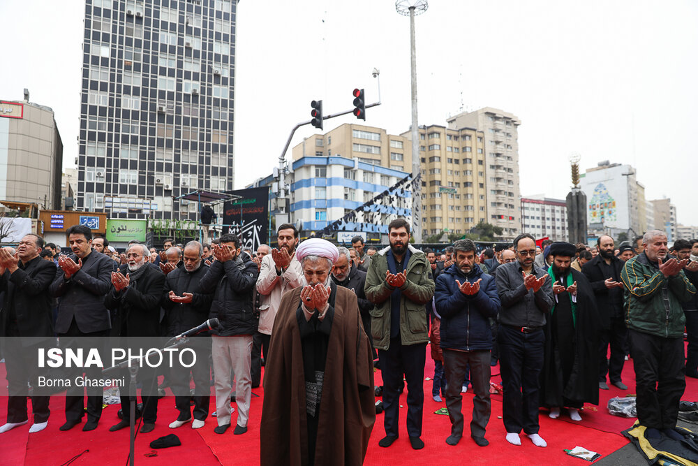 اقامه نماز ظهر به ااقامه نماز ظهر به امامت آیت‌الله کاظم صدیقی در تجمع بزرگ عزاداران فاطمی در میدان فاطمی