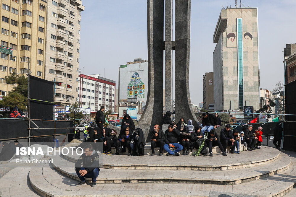 در حاشیه‌ی تجمع بزرگ عزاداران فاطمی در میدان فاطمی