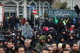 اقامه نماز ظهر به ااقامه نماز ظهر به امامت آیت‌الله کاظم صدیقی در تجمع بزرگ عزاداران فاطمی در میدان فاطمی