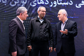 فرهاد دژپسند، مسعود پزشکیان و محمدرضا حسین‌زاده در مراسم رونمایی از دستاوردها و محصولات نوین بانکی با عنوان ملی‌شو ۲