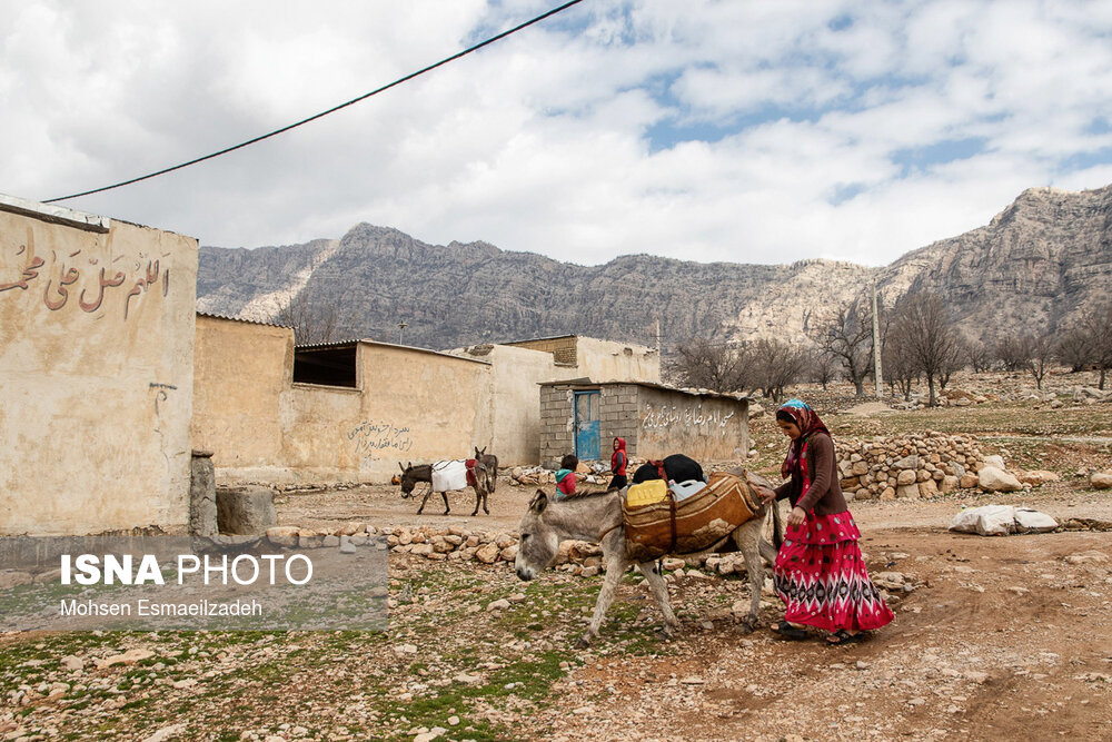 یکی از اصلی ترین وظایف دختران در مناطق کوهستانی منطقه اندیکا آوردن روزانه آب از چشمه است که در روزهای خشک سال و دور بودن چشمه، مسیرهای خیلی دوری را برای آوردن آب طی می‌کنند.