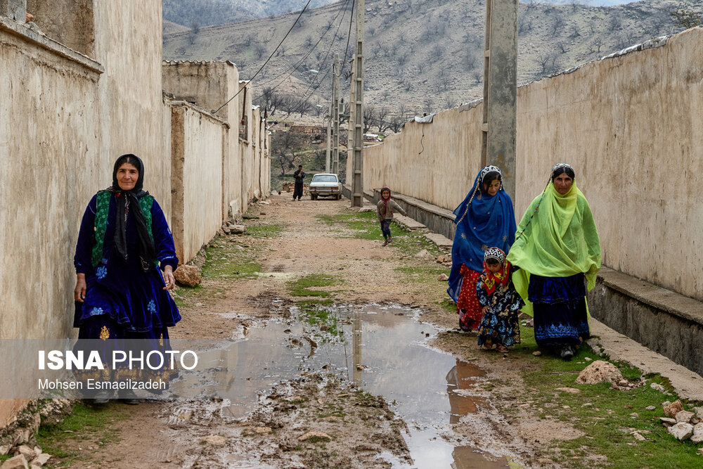 اغلب ساکنان این شهرک در پایان فروردین‌ماه به مناطق کوهستانی در فریدون‌شهر اصفهان کوچ می‌کنند و در اوایل مهرماه  مجدد به همین منطقه برمی‌گردند.