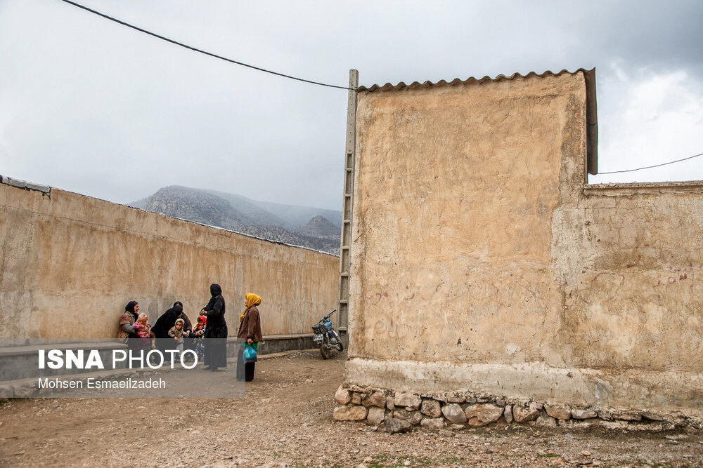 اغلب ساکنان این شهرک در پایان فروردین‌ماه به مناطق کوهستانی در فریدون‌شهر اصفهان کوچ می‌کنند و در اوایل مهرماه  مجدد به همین منطقه برمی‌گردند.