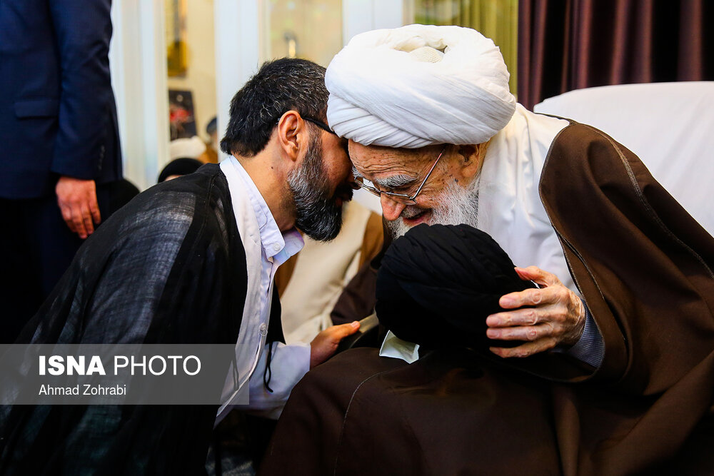 مراسم عمامه گذاری طلاب در روز میلاد امام علی(ع)
