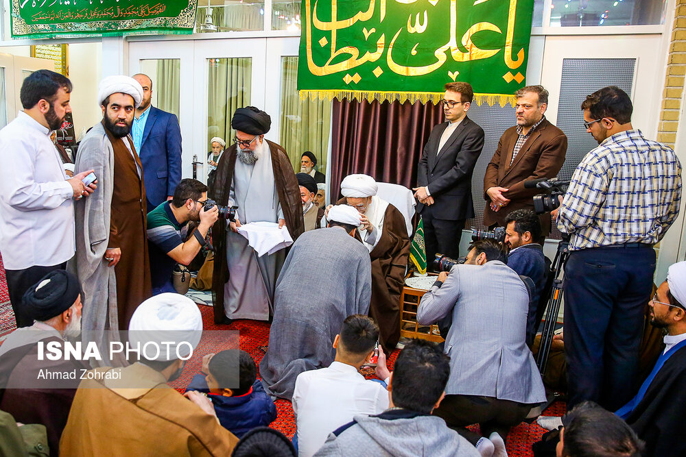 مراسم عمامه گذاری طلاب در روز میلاد امام علی(ع)