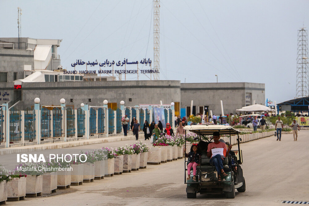 سفر دریایی مسافران نوروزی در بندر عباس