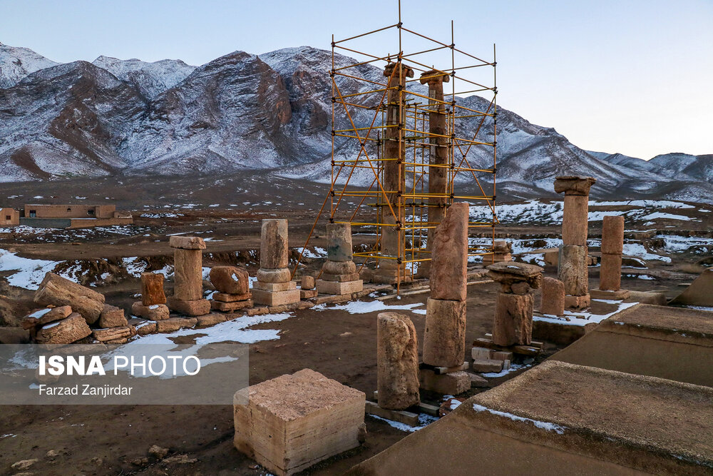 از میان 12 ستون ایوان اصلی تنها دو ستون باقی مانده که در میان بنا خودنمایی می‌کنند.