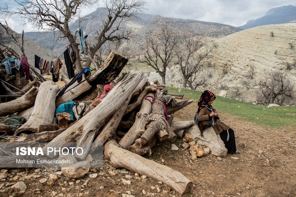 کبری 17 ساله، ساکن روستای تاچل علیشیر در شهرستان اندکیا است او تا سوم راهنمایی درس خوانده است و از آنجایی که برای ادامه تحصیل در مقطع بالاتر حتما باید به شهر برود، مجبور به ترک تحصیل شده است. خواهر بزرگتر او سال‌های دبیرستان را در منزل یکی از اقوام در شهر زندگی کرده است و تا مقطع کارشناسی ادامه تحصیل داده است و هم اکنون دهیار روستای تاچل علیشیر است.