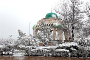 بارش باران در شمال و شرق کشور/ در ارتفاعات برف می‌بارد