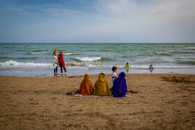 زنان بندری در حال گذراندن عصر بهاری خود در کنار ساحل بندر عباس.