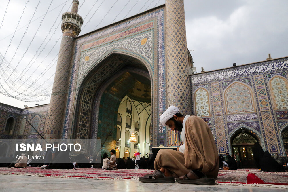 جزء خوانی قرآن کریم در حرم امام رضا (ع)