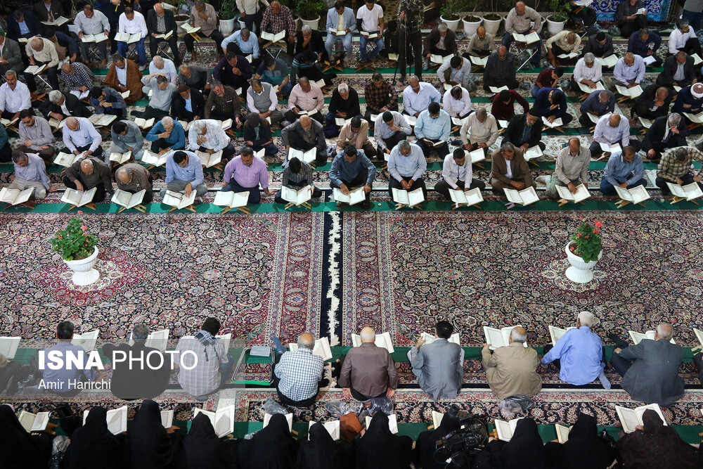 جزء خوانی قرآن کریم در حرم امام رضا (ع)