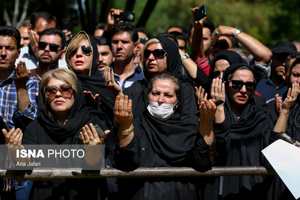 پیکر «بهنام صفوی» خواننده موسیقی پاپ، با حضور خانواده، هنرمندان و دوستداران وی از مقابل خانه هنرمندان در اصفهان تشییع شد.