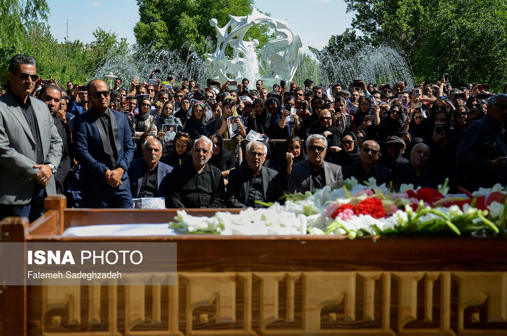 پیکر «بهنام صفوی» خواننده موسیقی پاپ، با حضور خانواده، هنرمندان و دوستداران وی از مقابل خانه هنرمندان در اصفهان تشییع شد.