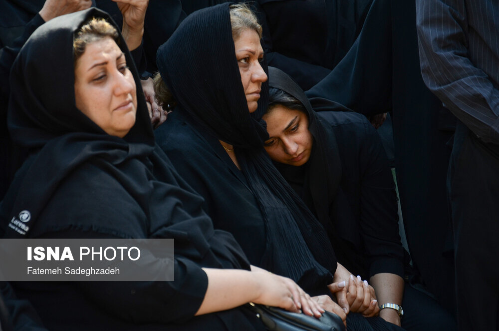 خانواده «بهنام صفوی» در مراسم تشییع پیکر آن مرحوم