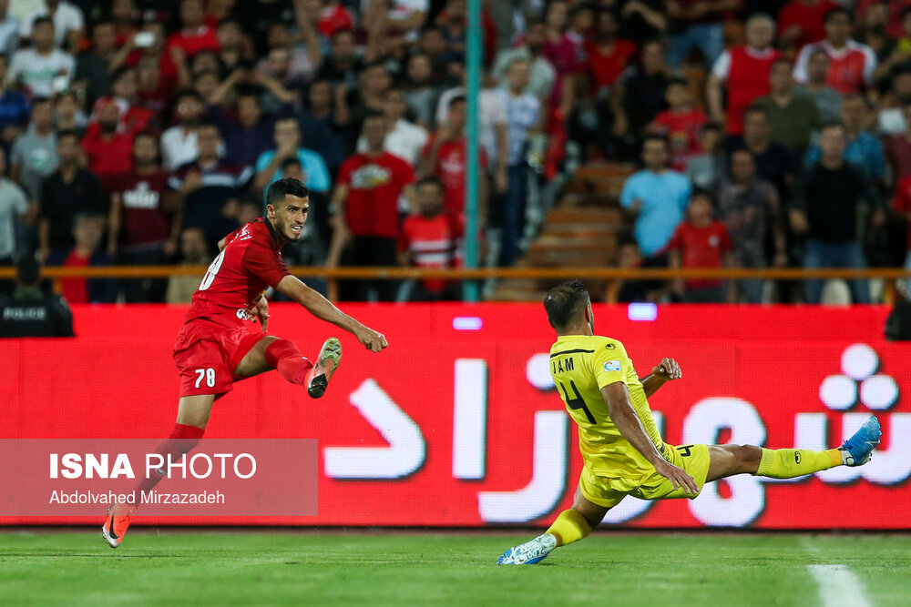 دیدار تیم‌های فوتبال پرسپولیس و پارس جنوبی
