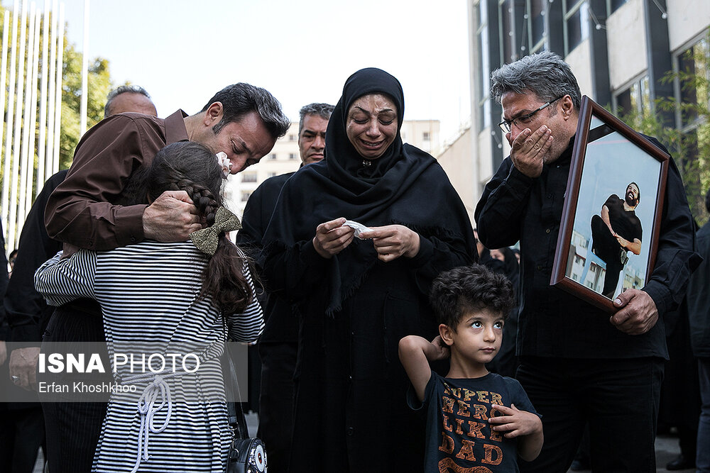 همسر و فرزندان مهدی شادمانی در مراسم تشییع