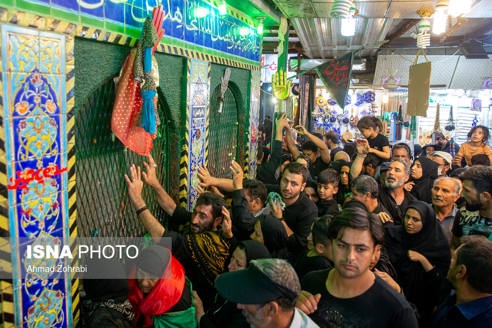 مقام درست راست اباالفضل العباس(ع)، محل قطع شدن دست ایشان که در بازارپشتی حرم قرار گرفته است.