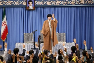 بعضی‌ها تاریخ را تحریف می‌کنند که «شروع اختلافات از تسخیر لانه جاسوسی بوده»