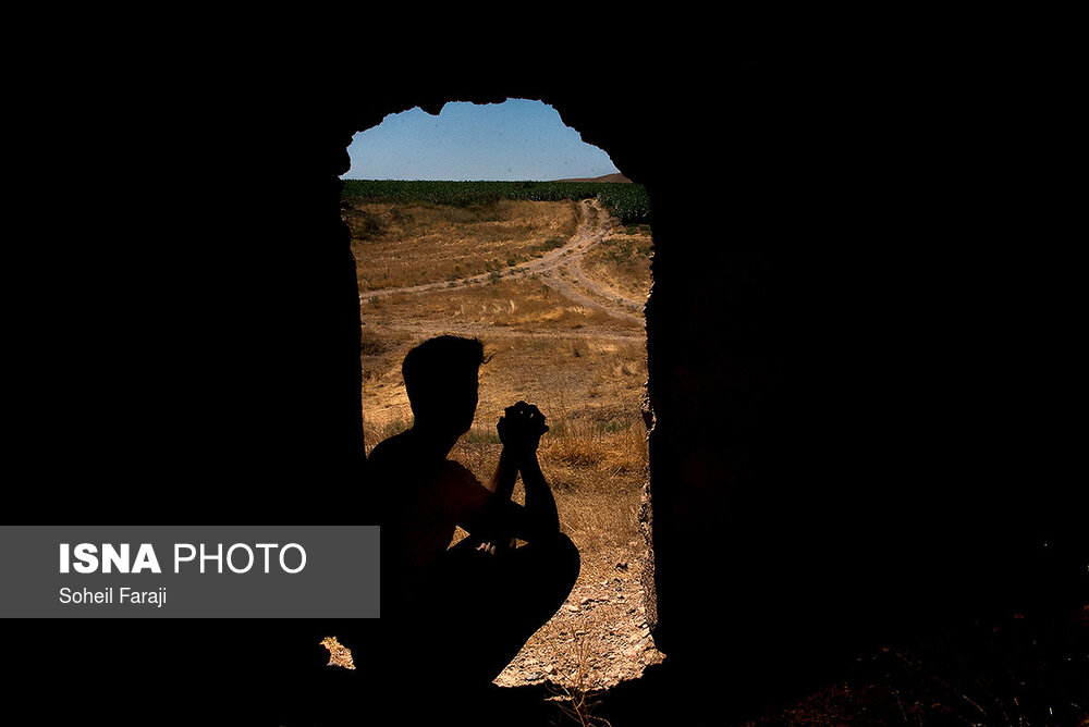 رسول ۲۱ ساله مهندس نرم افزار است و همراه خانواده خود  تنها ساکنان روستای یقین لو استان زنجان هستند او  مشکلاتی که باعث مهاجرت اهالی روستا شده است را عدم وجود امکاناتی همچون راه ، گاز  و دیگر امکانات اولیه می داند و می گوید با اولین روستای بیجار استان کردستان حدودا 5 کیلومتر فاصله داریم آنها  ۱۵ سال است گاز لوله کشی ،آب و برق دارند اما ما در آرزوی این امکانات مانده‌ایم.