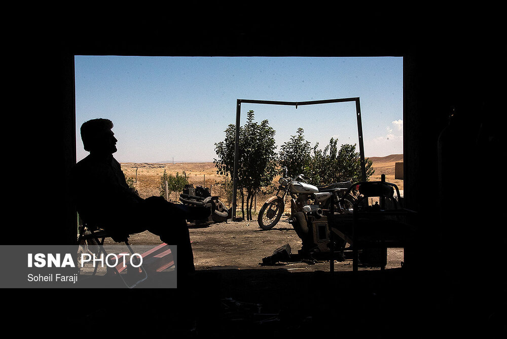 خدایار ۵۸ ساله تنها ساکن روستای یقین لو استان زنجان است ۱۰ سال پیش اهالی این روستا به ۴۰ خانوار می رسید که به علت نبود امکانات ، کار و آب به شهرهای بزرگی همچون تهران مهاجرت کردند ولی خدایار به دلیل عشق به روستا و وطن خود ، روستایش را  ترک نکرده و  در روستای خود کارگاه تعمیری دایر کرده تا علاوه بر کسب درآمد گره از مشکلات اهالی روستاهای اطراف باز کند.