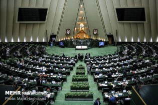 اعتراض معاون‌روحانی به نطق یک نماینده/پزشکیان:به دولت توهین نکنید