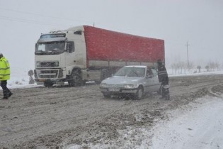 بارش برف و باران در محورهای ۱۱ استان