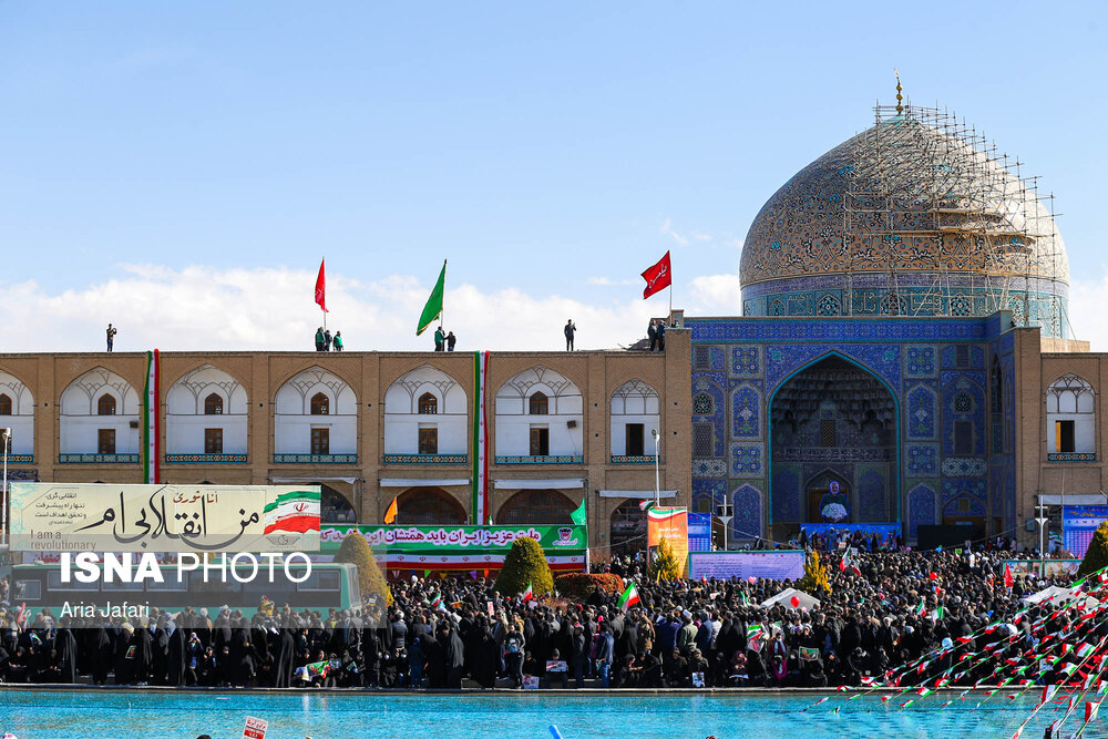 راهپیمایی ۲۲ بهمن در میدان نقش جهان اصفهان