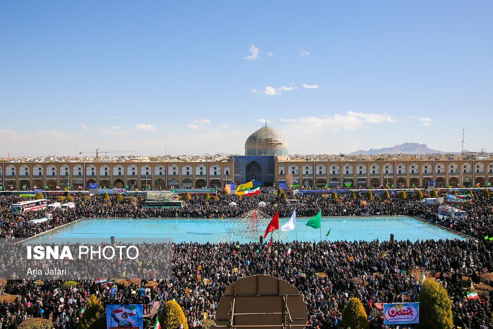 راهپیمایی ۲۲ بهمن در میدان نقش جهان اصفهان