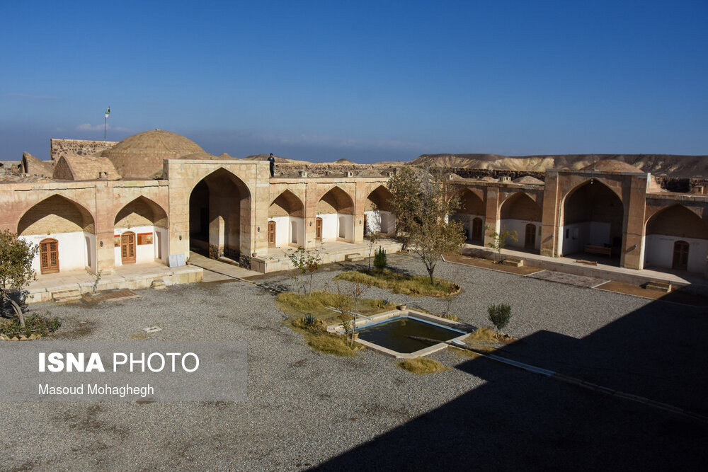 درون بنا محوطه بزرگی است که گردا گرد آن بيست اتاق کوچک و يک در بدون روزن با پوشش گچی قرار گرفته است.