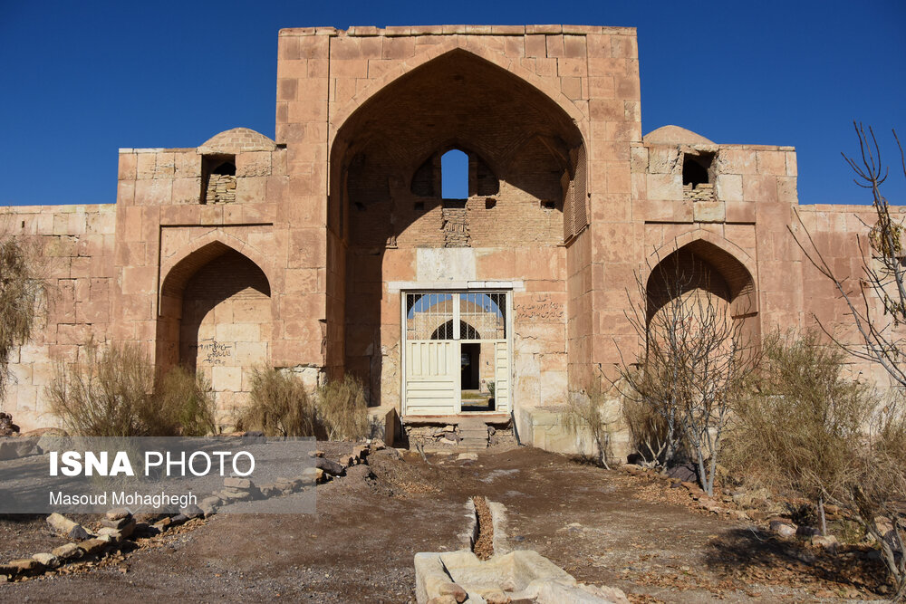 آب به وسيله دو مجرای روی هم، كه مجرای زيرين از لوله‌های سفالين و ديگری مانند نهری سنگی از تخته سنگ‌های سفيد يكپارچه ساخته شده بود، به بنا منتقل می‌شد.