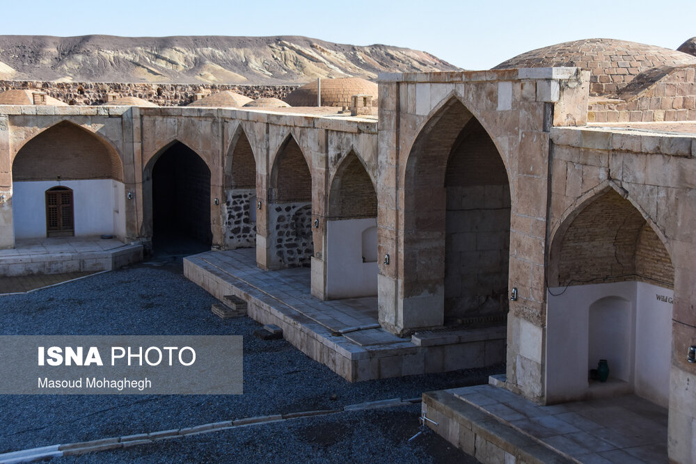 آب به وسيله دو مجرای روی هم، كه مجرای زيرين از لوله‌های سفالين و ديگری مانند نهری سنگی از تخته سنگ‌های سفيد يكپارچه ساخته شده بود، به بنا منتقل مي‌شد.