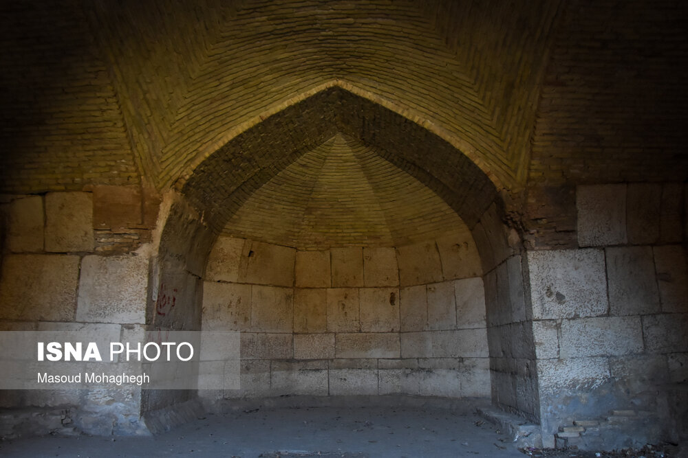 مصالح عمده جهت ساخت این کاروانسرا سنگ است و  در بخش‌هایی نیز از آجر استفاده شده است.