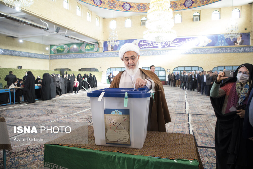 حضور نماینده ولی فقیه و امام جمعه قزوین پای صندوق رای انتخابات یازدهمین دوره مجلس شورای اسلامی