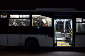 ضد عفونی کردن اتوبوس‌های شهری قزوین  برای مقابله با ویروس کرونا