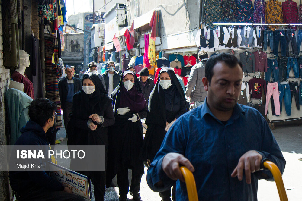 برخی نیز به جای ماندن در خانه، با دستکش و ماسک در شهر تردد می‌کنند.