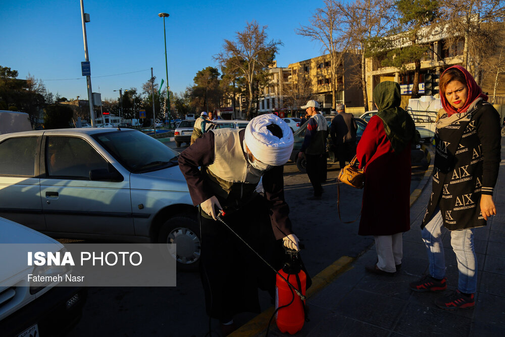 آقای ریاحی 36 ساله می گوید: «مدیر مسول نشریه ریاح هستم و به تازگی مشغول تولید ماسک هم هستیم و دو روز به نیرو های بسیجی جهادی برای ضدعفونی کمک می کنم».