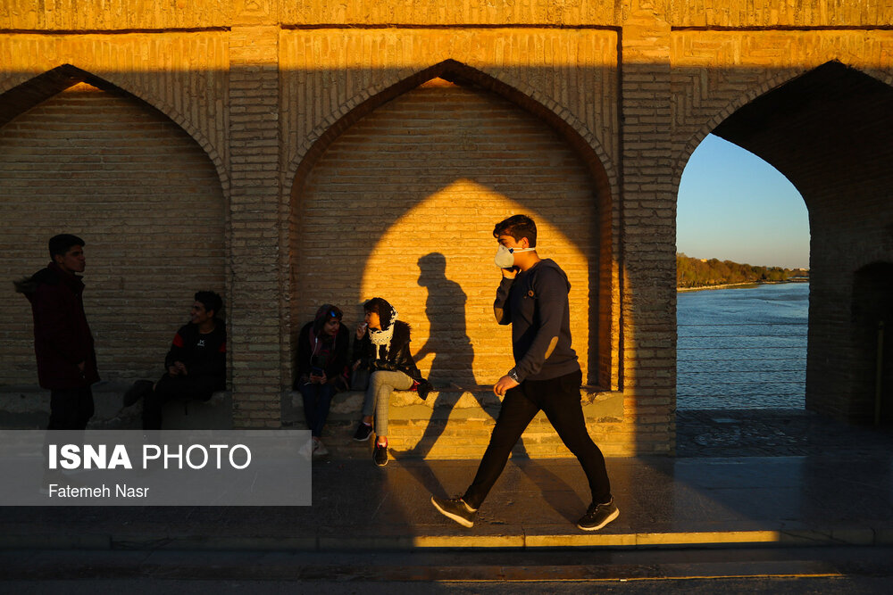 بهار 29 ساله می گوید:«بعد از مدت ها از خونه اومدیم بیرون و با دوستم دوتایی زندگی می کنیم و برام مهم نیست و اگر  هم آلوده بشیم خودمون دوتا فقط درگیر می شیم».