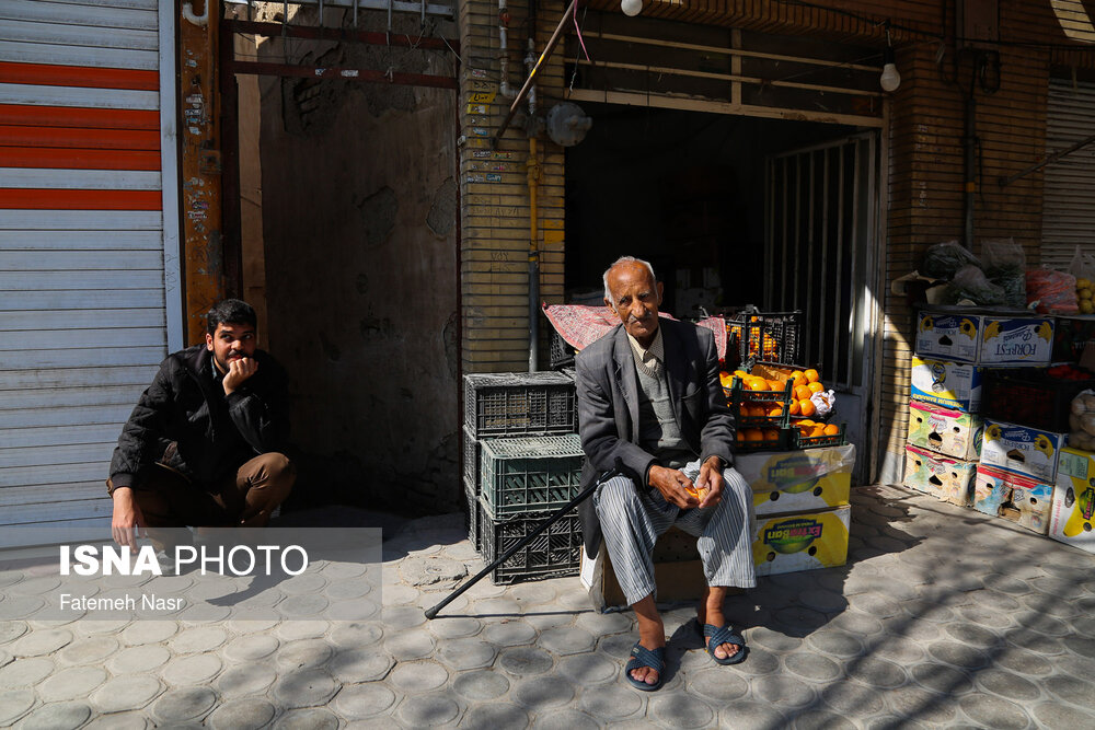 مهدی( 21 ساله) می گوید:« 5 نفر در خانواده زندگی می کنیم و عادت ندارم از ماسک و دستکش استفاده کنم». آقا علی( 50 ساله) می گوید: «دست ها و پاهامو مرتب با آب و صابون می شورم».