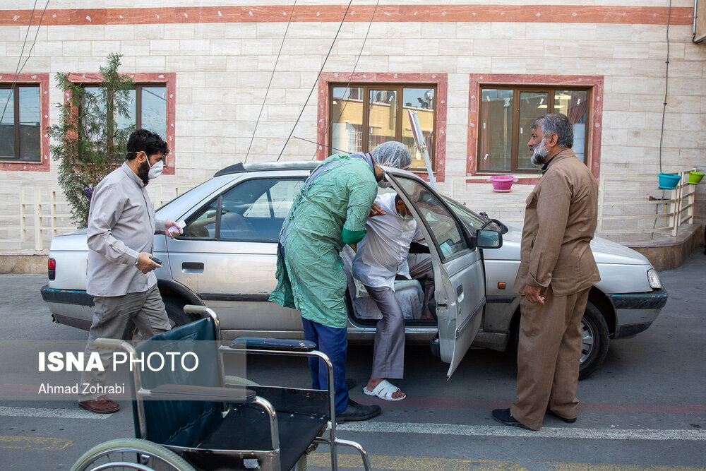 حضور داوطلبانه جمعی از طلاب در کنار کادر سلامت