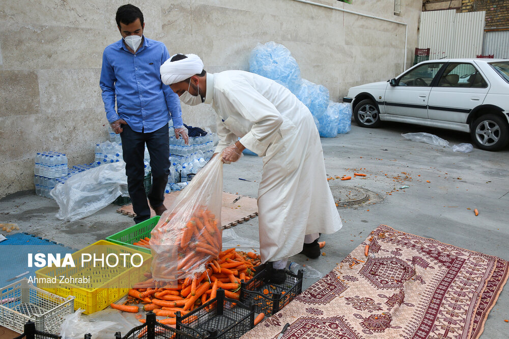 حضور داوطلبانه جمعی از طلاب در کنار کادر سلامت