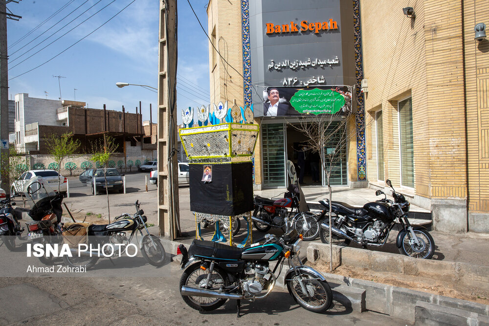 قم در شرایط «کرونایی»رییس بانک سپه شعبه شهید زین الدین قم به دلیل حضور مستمر در محل کار و تردد بالای مراجعه کنندگان به بانک، مبتلا به ویروس کرونا شد و پس از چند روز جان باخت.