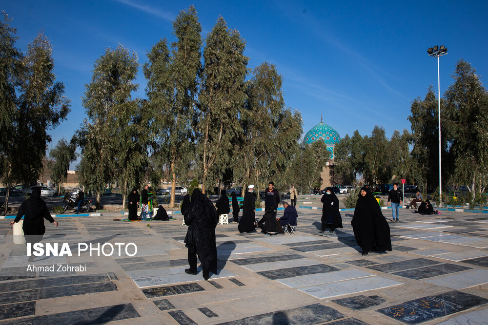 آرامستان شاه جمال غریب در کنار آرامستان بقیع قم در آخرین پنج شنبه های سال با وجود اعلام تعطیلی برای عدم تجمع مردم، باز بوده و شاهد حضور خانواده متوفیان بر سر مزار رفتگان بود.