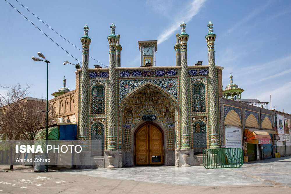 با درخواست های مکرر مسئولین ارشد کشوری به منظور بسته شدن مراکز تجمع مردم، حرم حضرت فاطمه معصومه(س) نیز بسته شد ولی برخی از مردم نسبت به این موضوع معترض شده و در اقدامی دهشتناک درب ورودی حرم کریمه اهل بیت(ع) را شکستند.