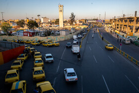 یدان مطهری قم به عنوان یکی از میادین مرکزی و پرترافیک شهر این روزها به دلیل شیوع ویروس کرونا شاهد توقف و انتظار طولانی تاکسی دارن است و به دلیل عدم وجود مردم صف های طولانی را موجب شده است.