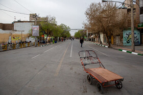 خیابان چهارمردان قم در نزدیکی حرم حضرت فاطمه معصومه(س)که محل حضور زائران عراقی و عرب بوده است این روزها و در پی شیوع ویروس کرونا خلوت ترین روزهای تاریخ خود را می گذراند.