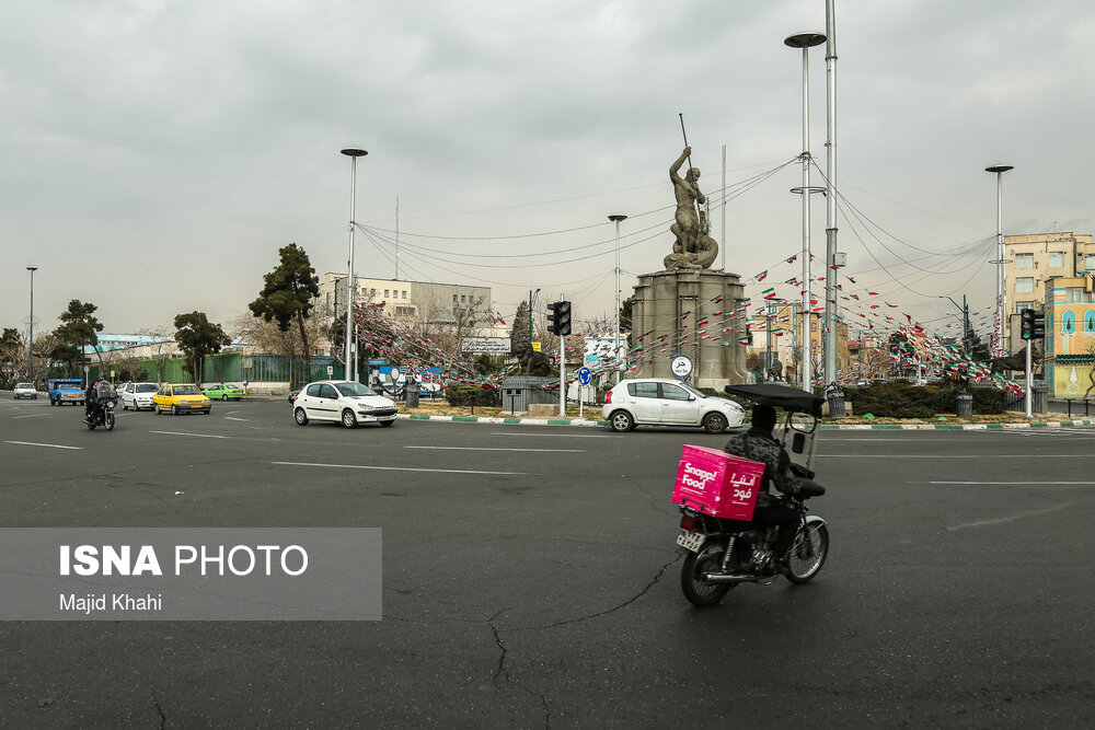 میدان حر، در قدیم باغ شاه نامیده میشده است.
این میدان در زمان قاجار تفرجگاه ناصرالدین شاه و سایر شاهان قاجار بوده و نخستین میدان اسبدوانی تهران می‌باشد.
مجسمه‌ایی که در این میدان قرار دارد نماد پیروزی خیر بر شر است و در سال 1361 نام میدان باغ شاه به میدان حر تغییر یافت.